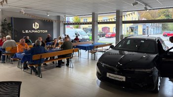 Der Hyundai Ioniq 3 und Gäste beim Stanglmair Oktoberfest
