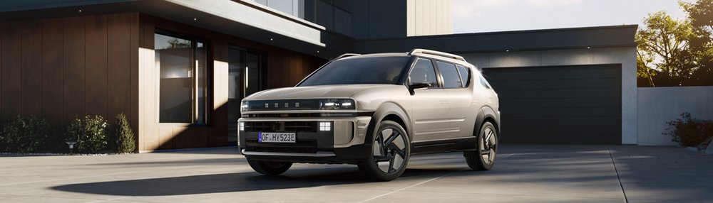 Beigefarbener Hyundai Nexo vor einem Gebäude