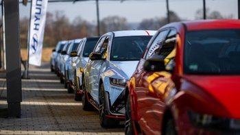 Mehrere Hyundai Modelle fahren hintereinander auf einer Straße