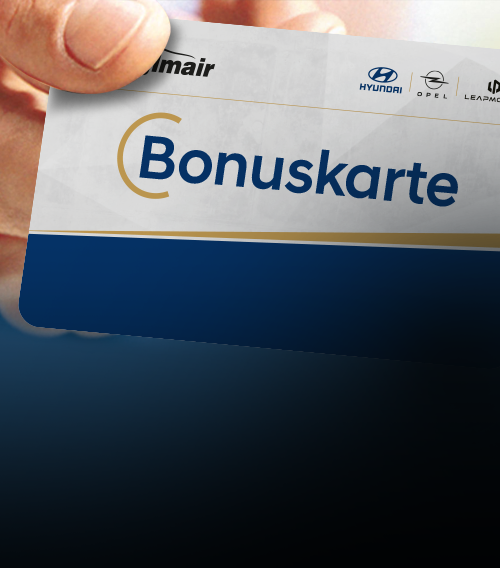 Hand, die die Stanglmair-Bonuskarte in die Kamera hält